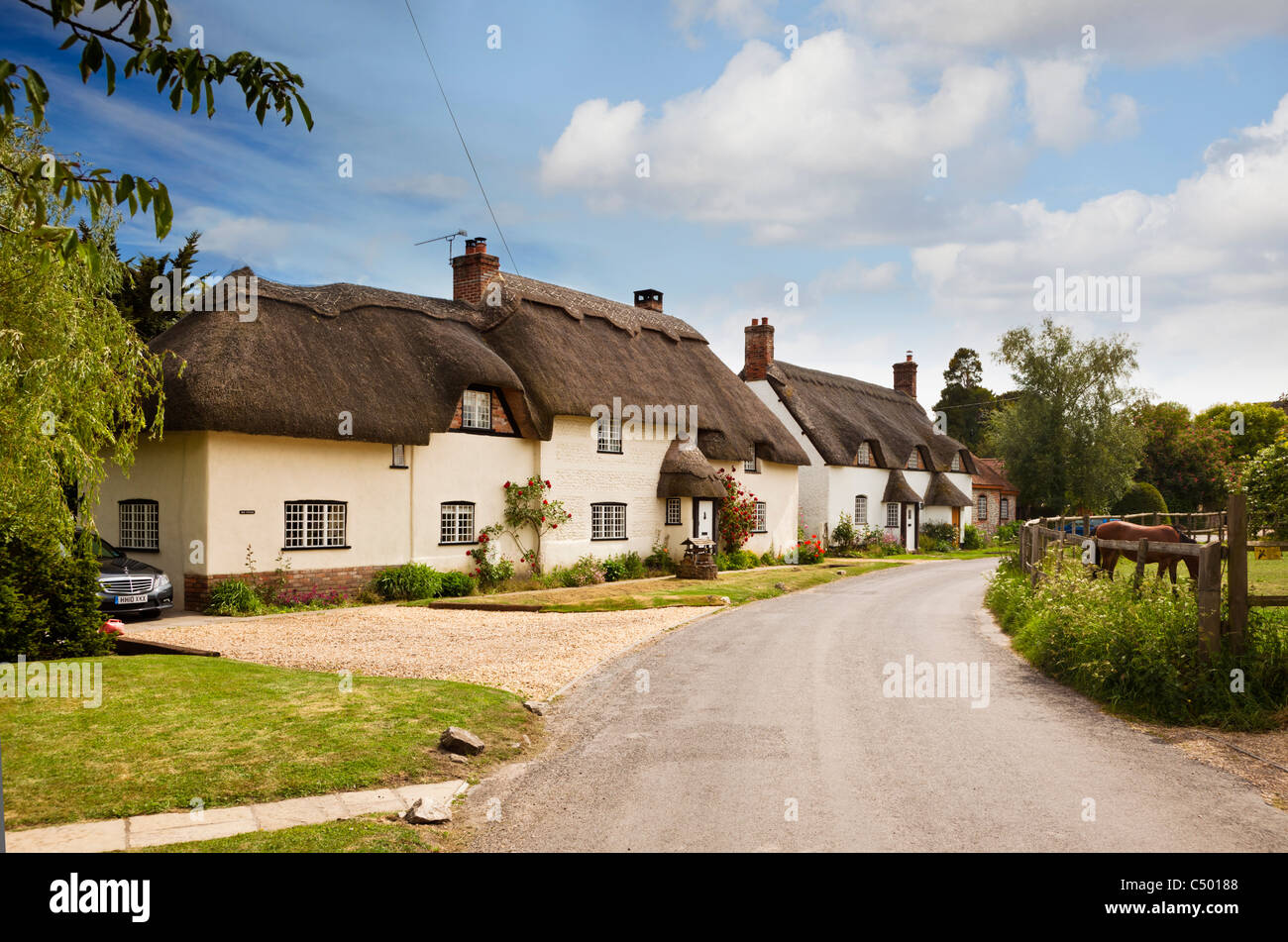 Dorset, Royaume-Uni - Tarrant Monkton, un beau village anglais typique avec des chalets de chaume, Angleterre Banque D'Images