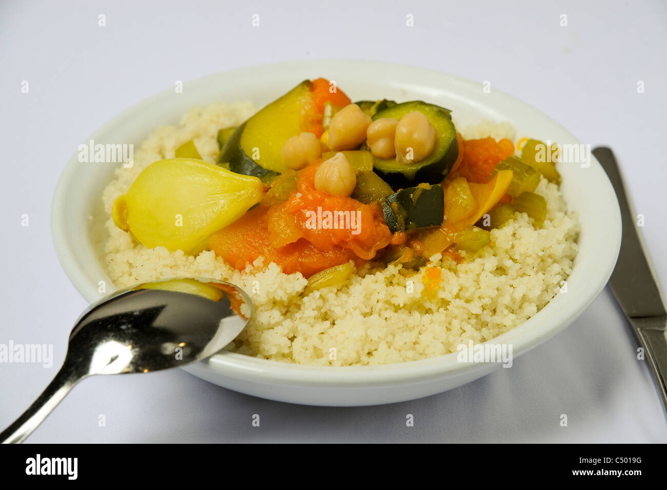 Une assiette de couscous aux légumes Banque D'Images