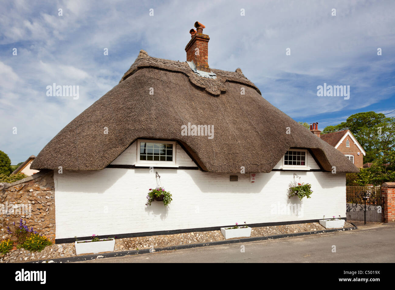 Bungalow cottage au toit de chaume, village de Tarrant Monkton, Dorset, Angleterre, Royaume-Uni Banque D'Images