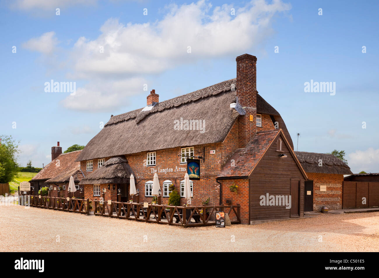 Pub UK - The Langton Arms Thatched Tavern Country village pub anglais à Tarrant Monkton, Dorset, Angleterre, Royaume-Uni Banque D'Images