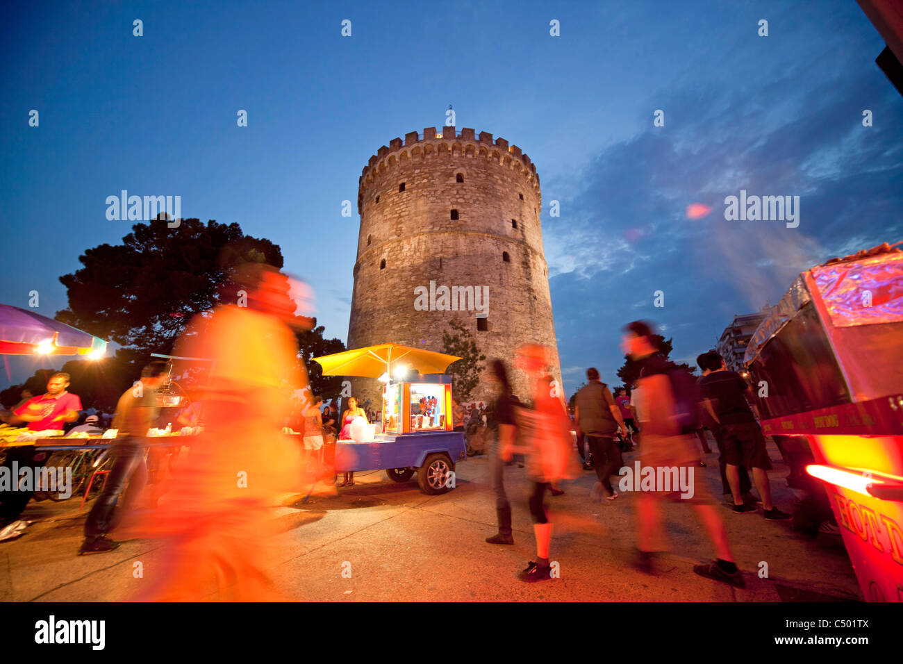 Une longue soirée à la tour blanche lumineuse, symbole de la ville de Thessalonique, Macédoine, Grèce Banque D'Images