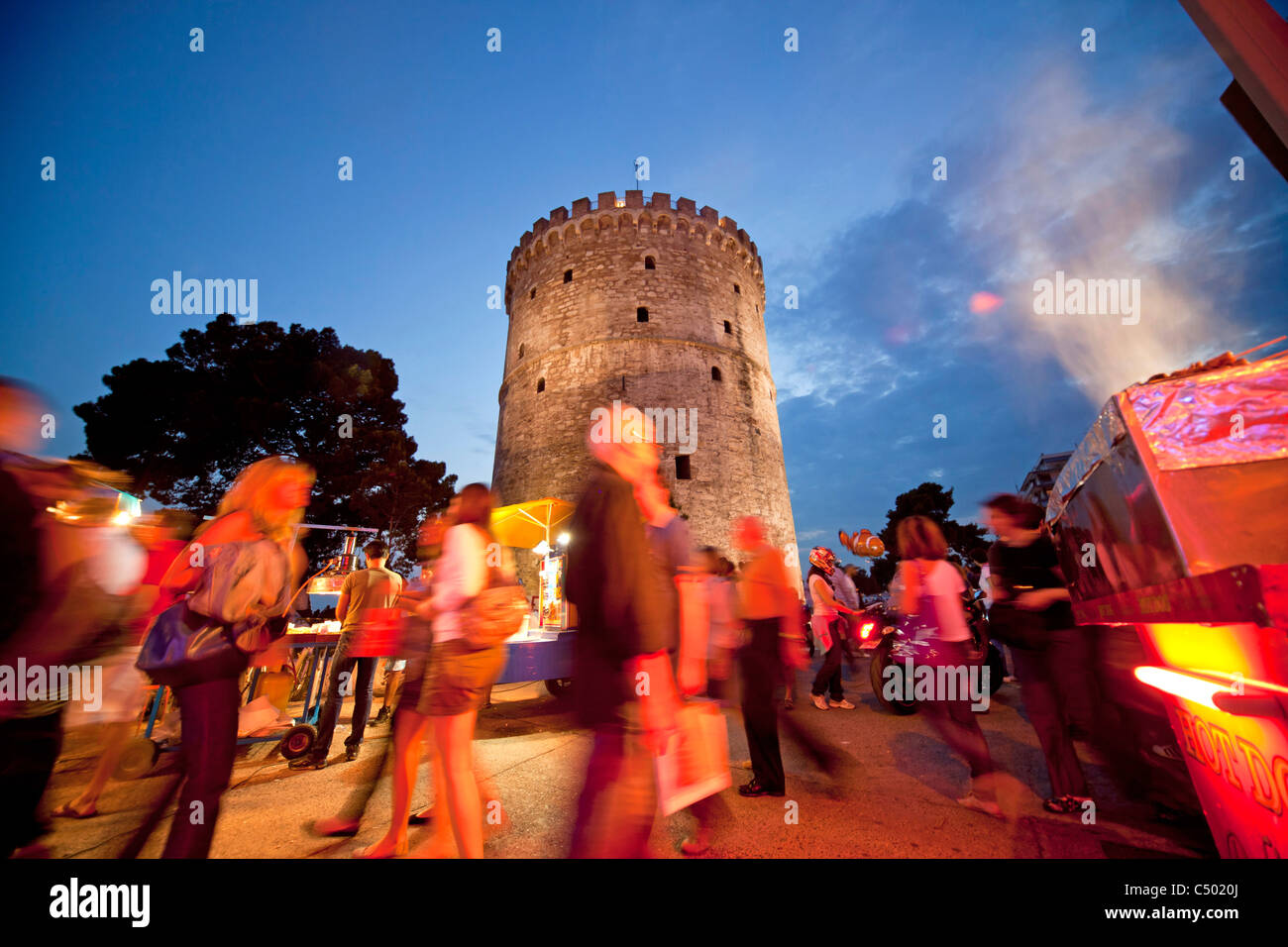 Une longue soirée à la tour blanche lumineuse, symbole de la ville de Thessalonique, Macédoine, Grèce Banque D'Images