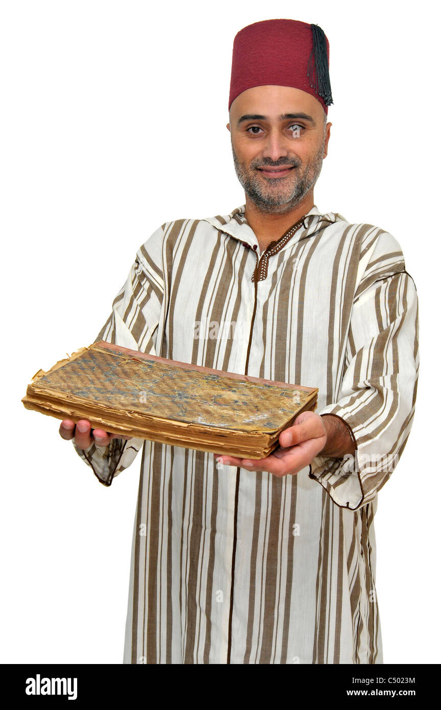 L'homme arabe avec de très vieux livre isolé dans White Banque D'Images