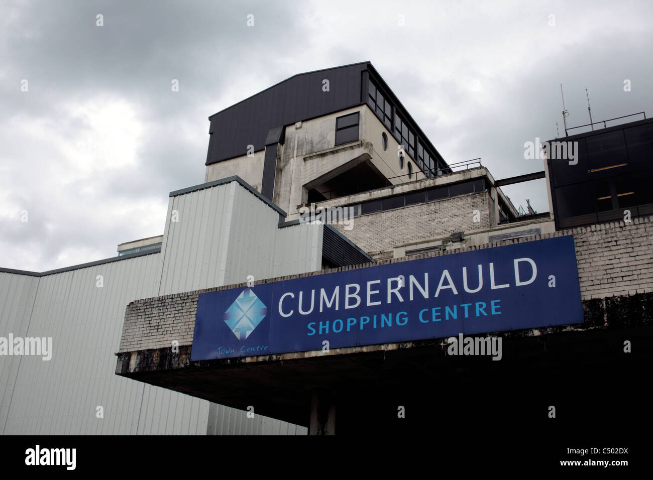 Une entrée pour le centre commercial, Cumbernauld Ville nouvelle, Strathclyde, Écosse. Banque D'Images