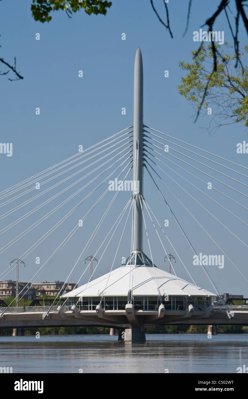 Le pont Esplanade Riel est photographié à Winnipeg Banque D'Images