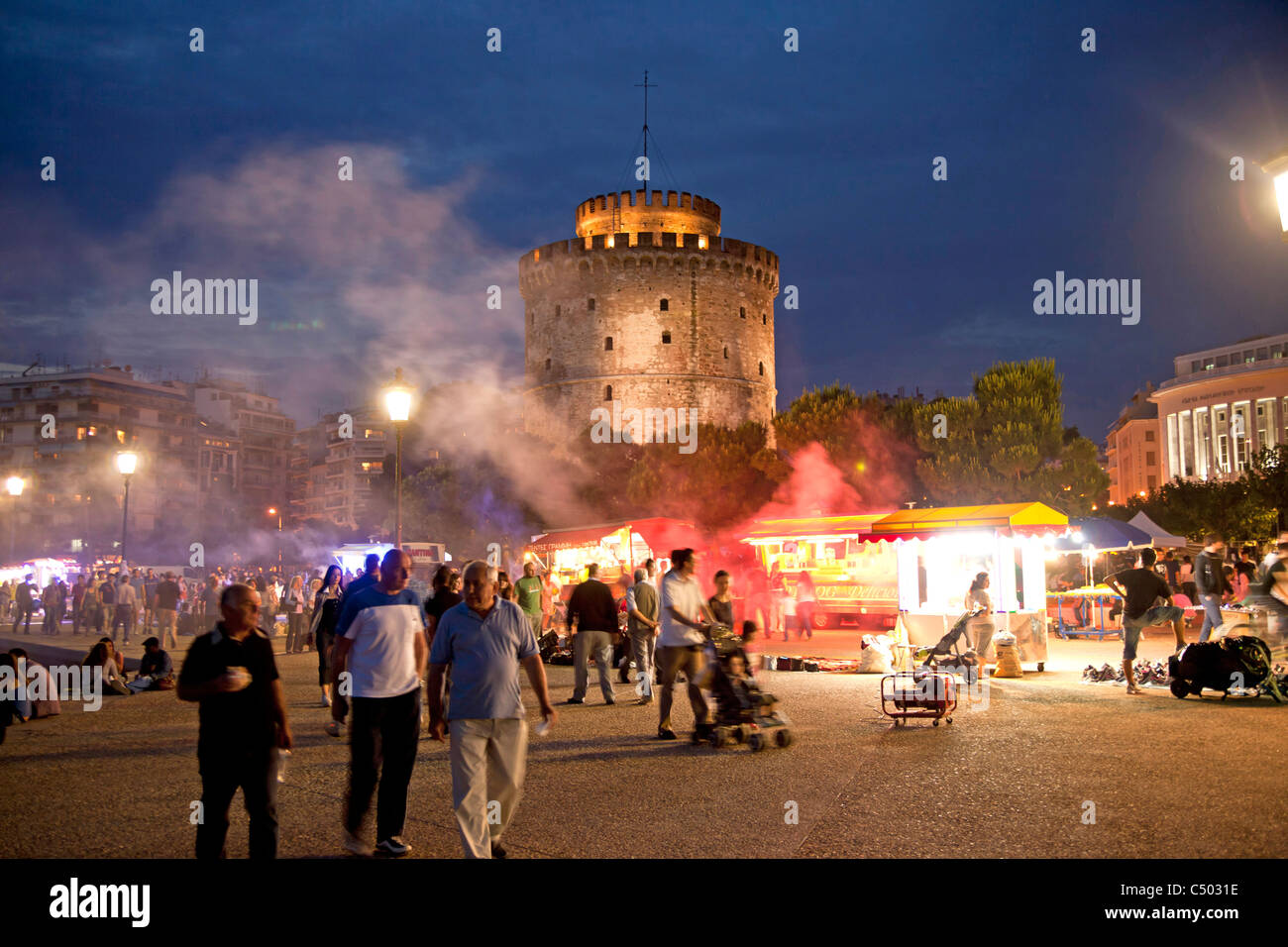 Une longue soirée à la tour blanche lumineuse, symbole de la ville de Thessalonique, Macédoine, Grèce Banque D'Images