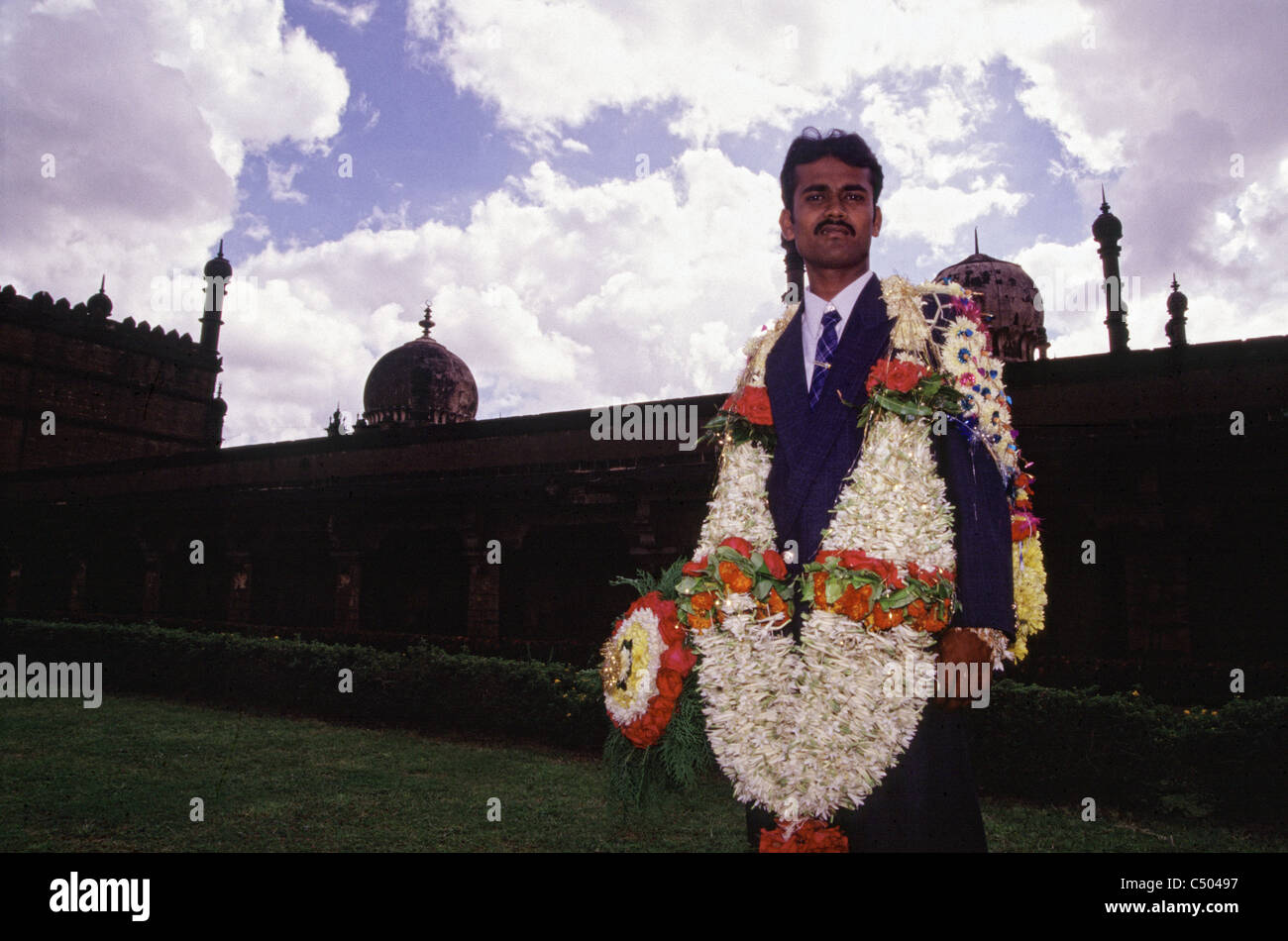 Époux orné d'amour floral necklace à Ibrahim Roza mausolée à Bijapur karnataka Inde Banque D'Images
