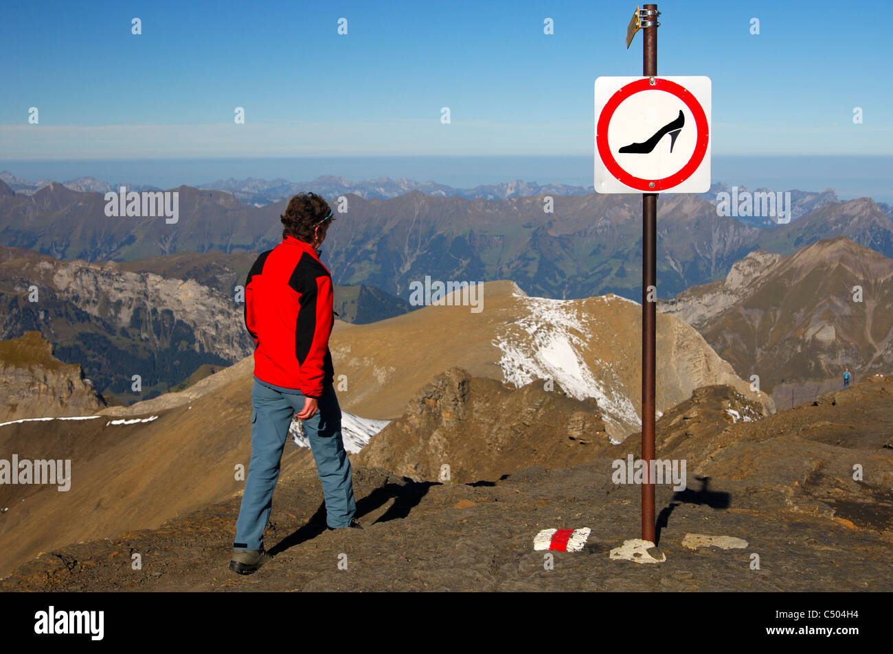 Interdiction de signer l'interdiction de la montagne randonnée sur la piste avec des chaussures inadaptées, Mt. Schilthorn, Oberland Bernois, Suisse Banque D'Images