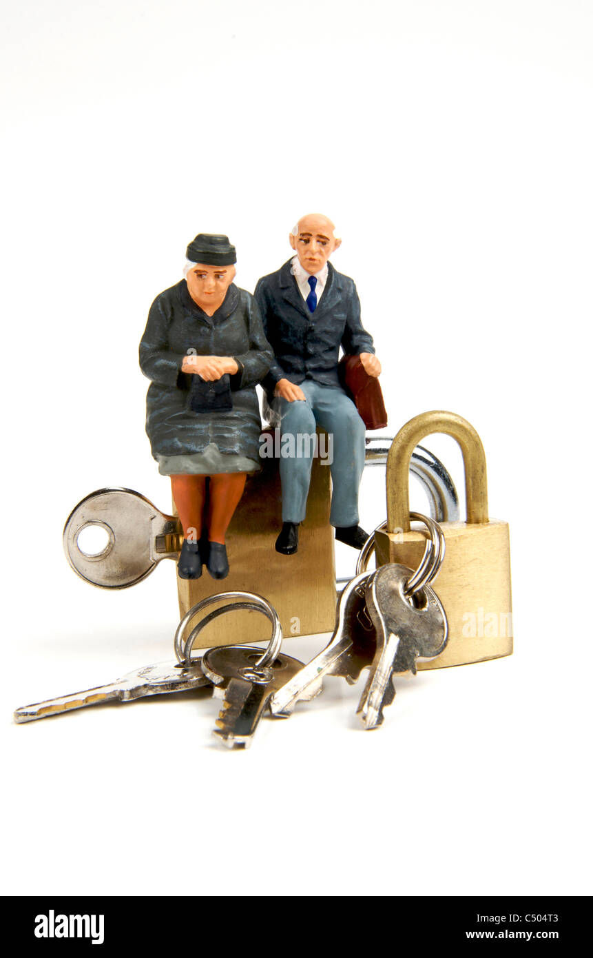 Figurines couple âgé assis sur des cadenas - retraite / Logement / concept de sécurité Banque D'Images Figurines couple âgé assis sur des cadenas - retraite / Logement / concept de sécurité Banque D'Images