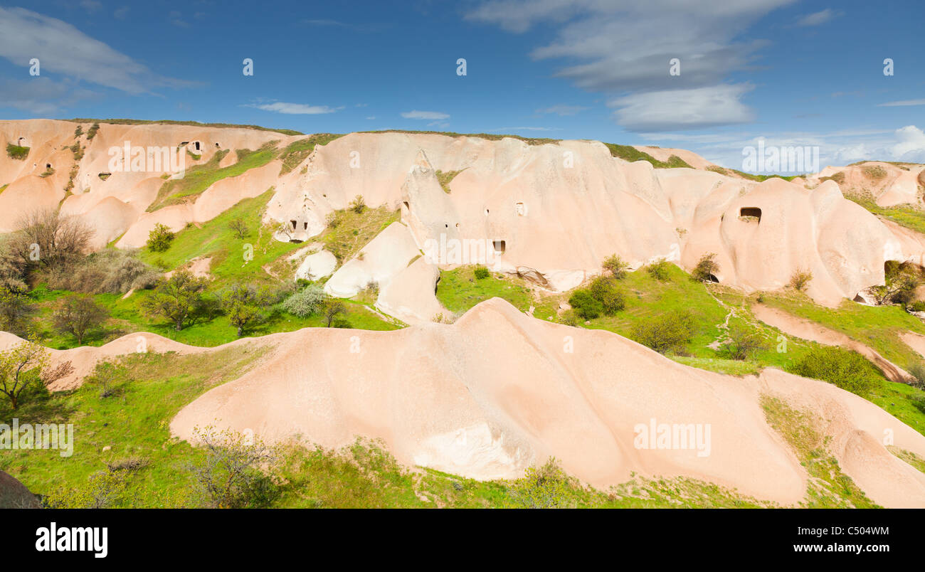 Paysage de printemps à des cheminées de fées de Cappadoce, Turquie. Banque D'Images