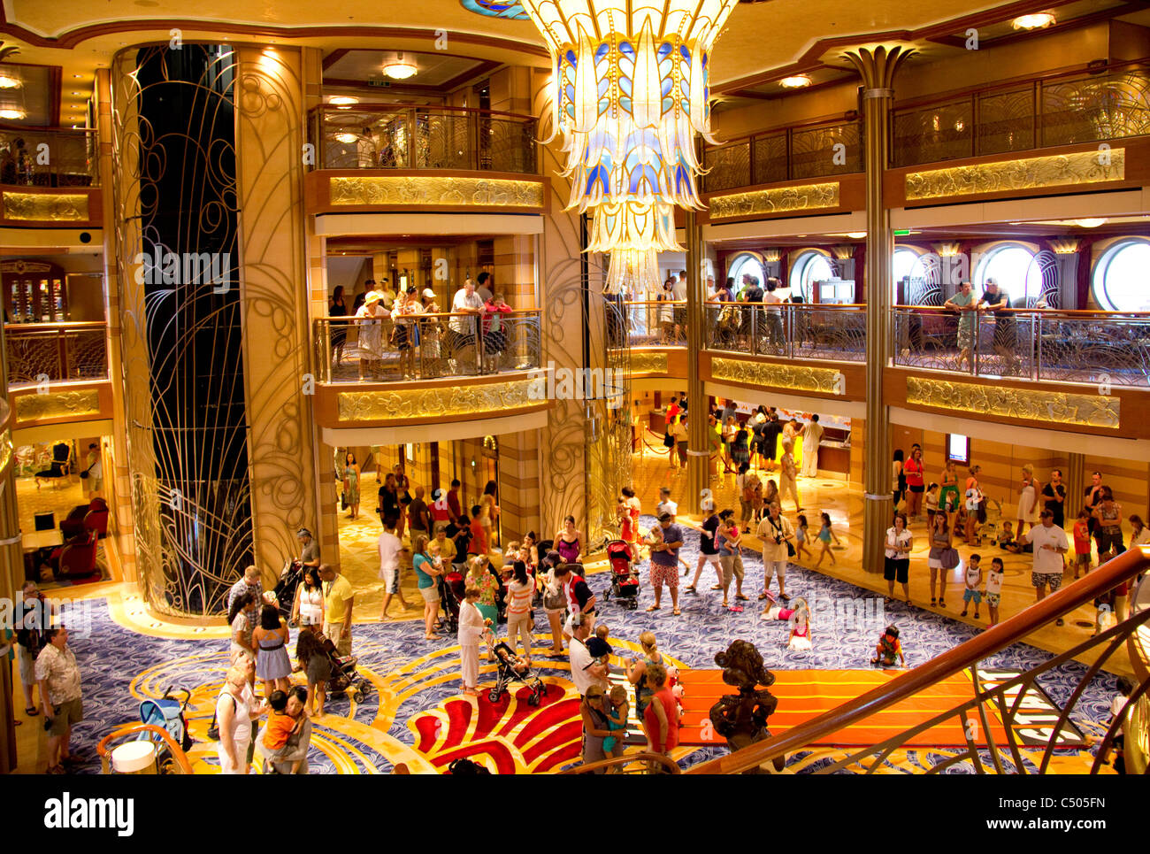 Disney Dream's élégant Atrium Lobby dispose d'un design Art Déco richement détaillée Banque D'Images