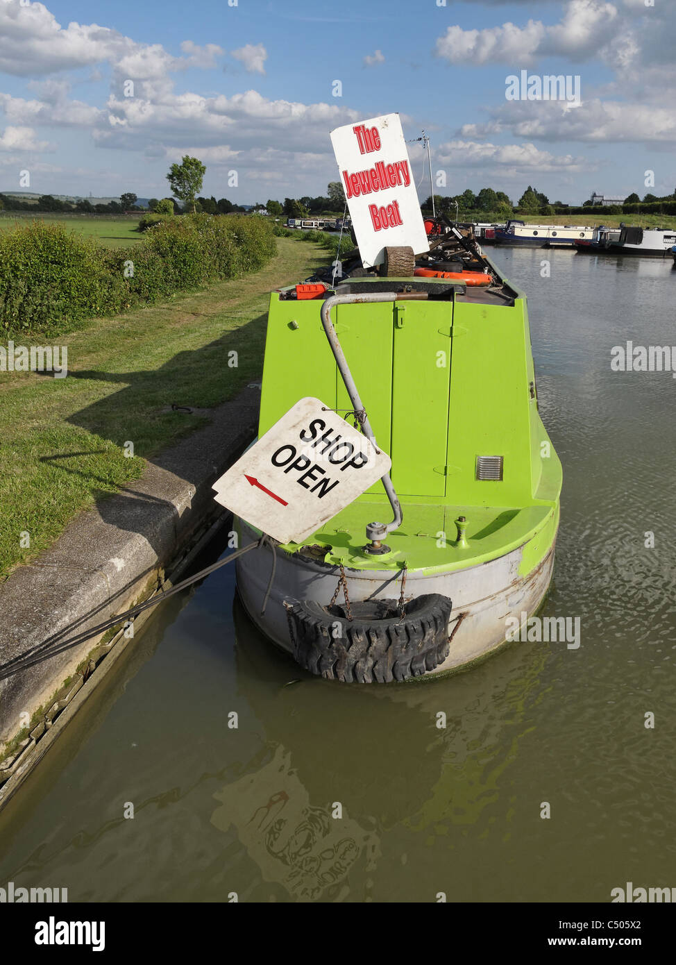 Un bateau étroit transformé en un magasin de bijoux mobile sur le Grand Union Canal à Grove Grove, verrouillage, Bedfordshire, Angleterre. Banque D'Images