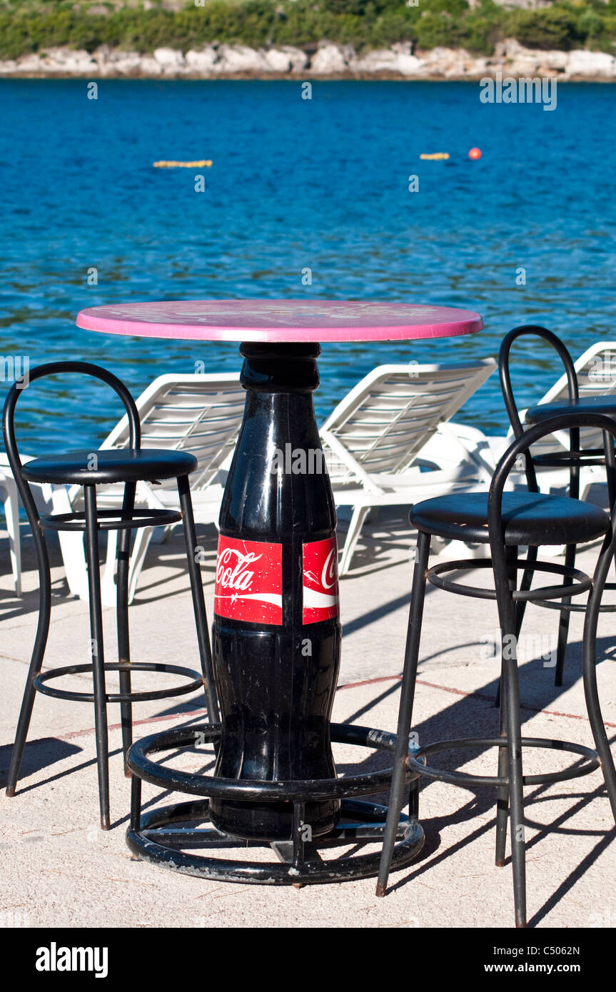 Coca-Cola table sur une plage, Cavtat, Croatie Banque D'Images