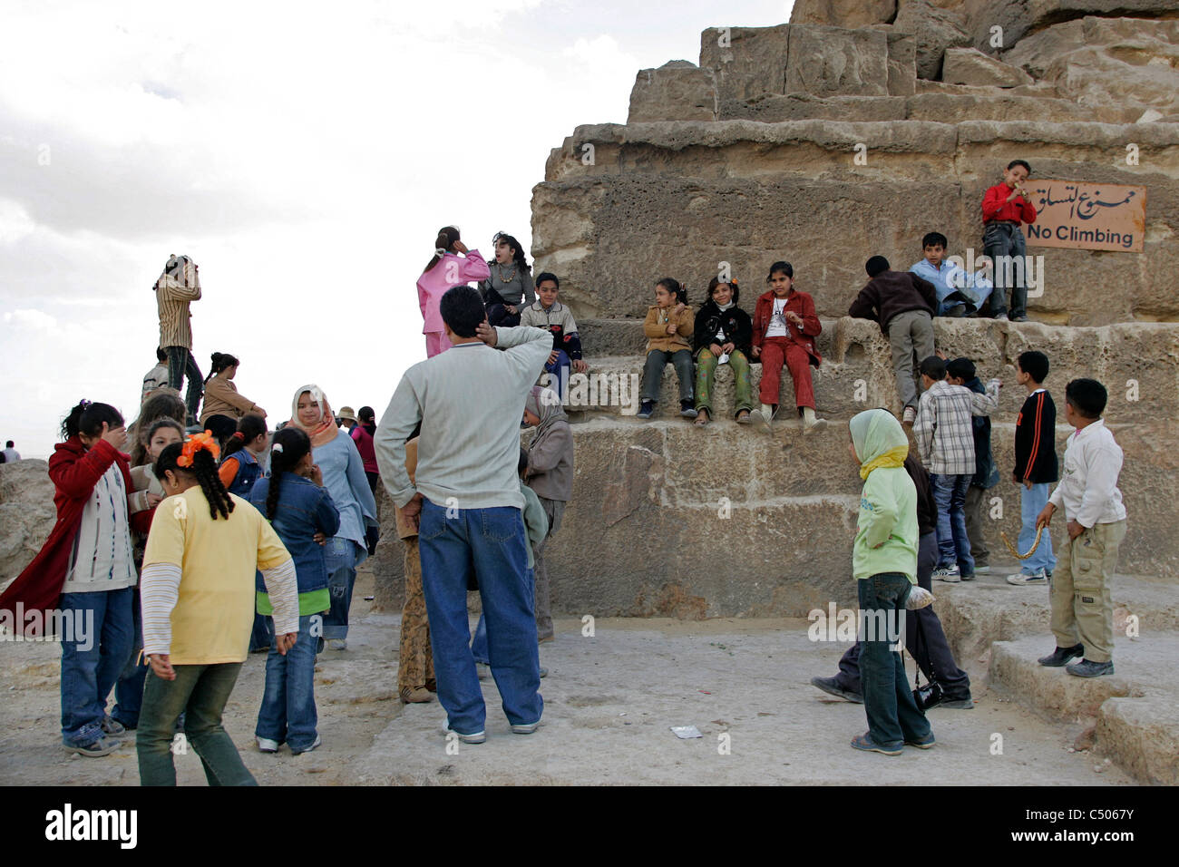 Une partie des enfants de l'école égyptienne ignorer les signes sur la grande pyramide de Gizeh, Le Caire, Egypte Banque D'Images