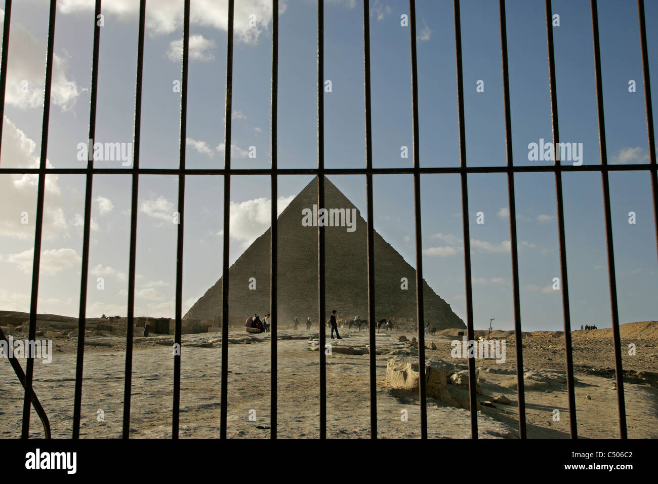 La grande pyramide de Khafré vu à travers les barreaux d'une porte sur le plateau de Gizeh, Le Caire, Égypte. Banque D'Images