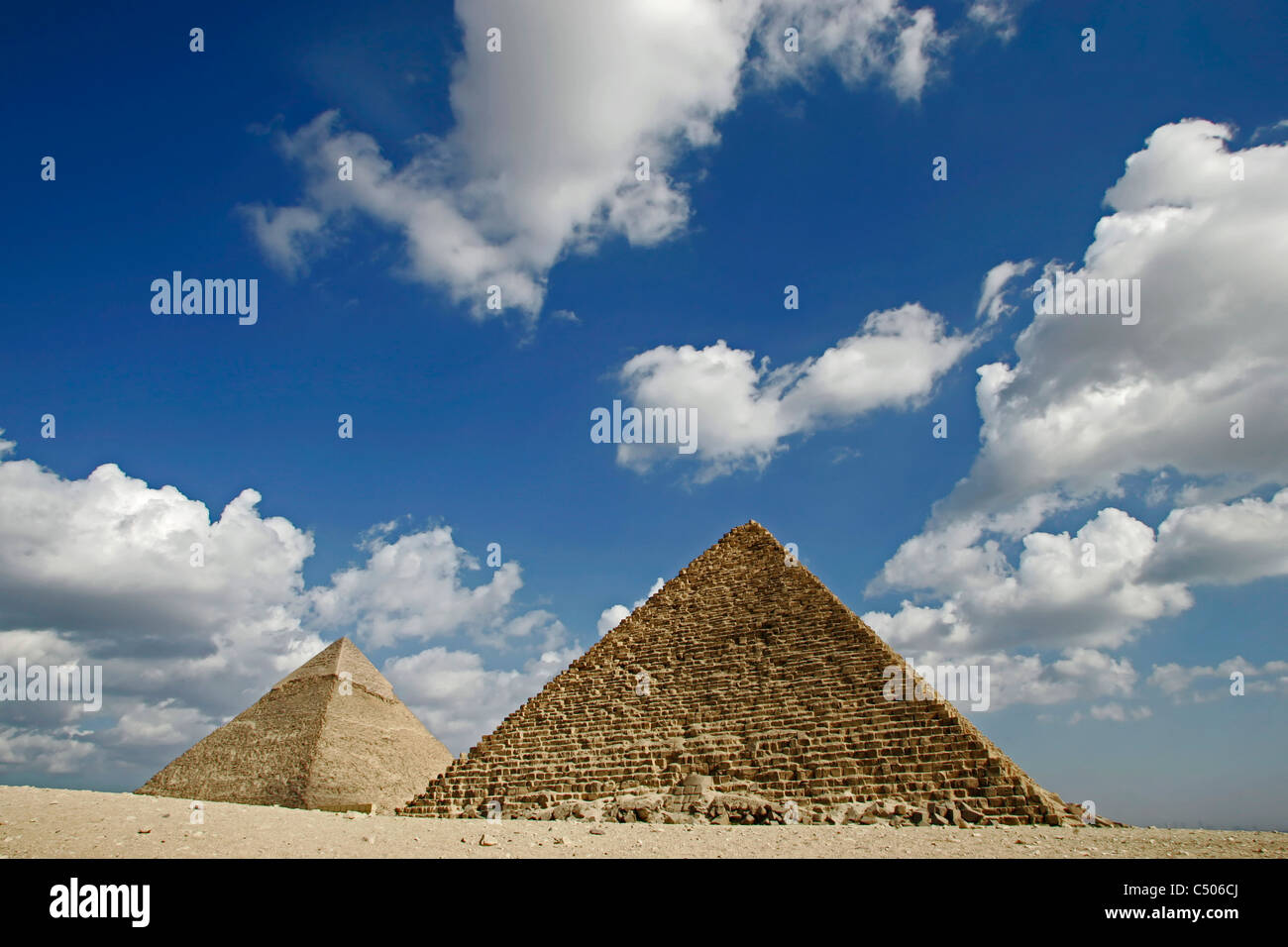 Les grandes pyramides de Khafré et Menkaourê (premier plan) sur le plateau de Gizeh au Caire, Égypte. Banque D'Images