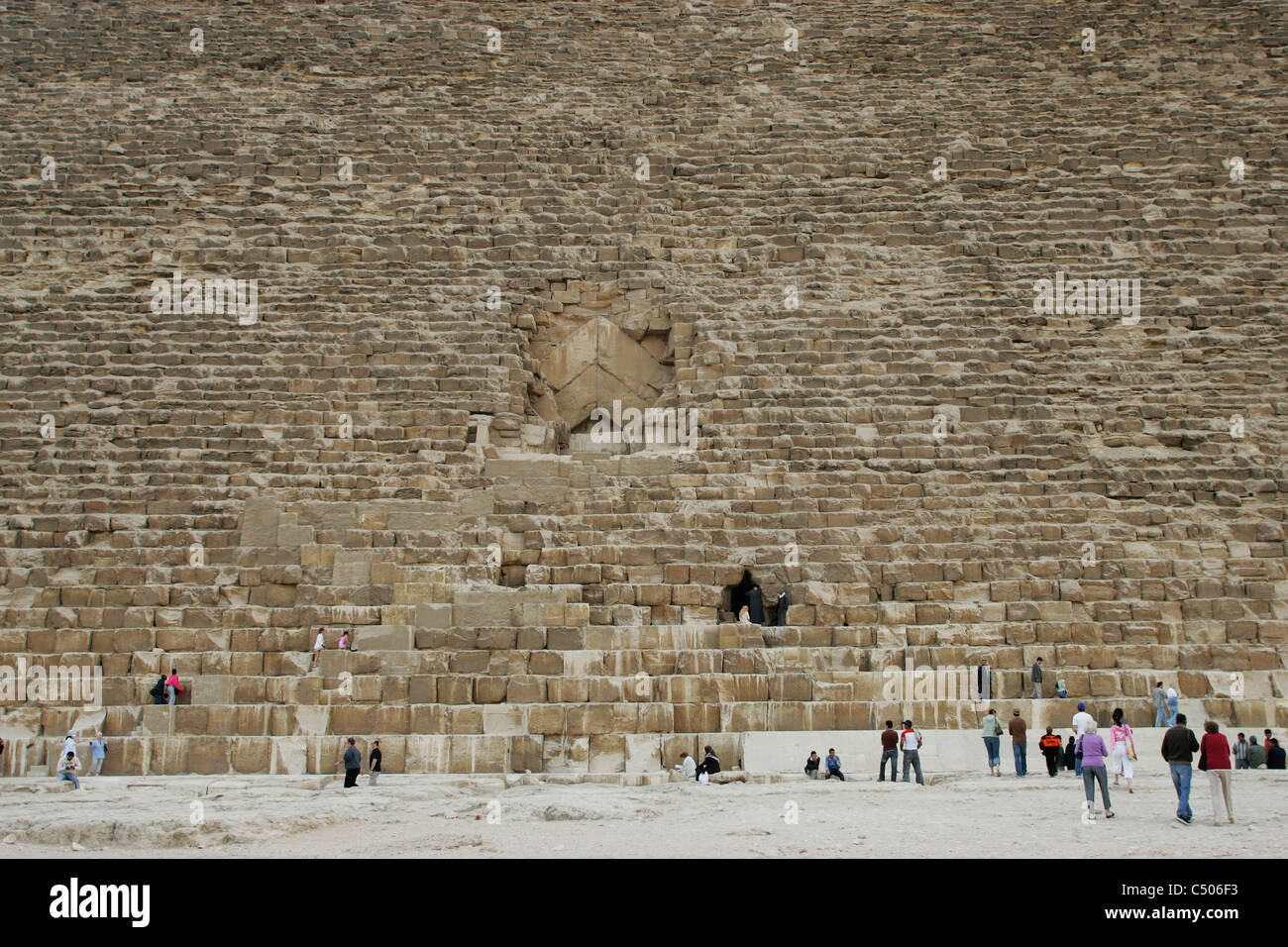 Les touristes sont à la base de la grande pyramide de Chéops, ci-dessous l'entrée de la chambre du Roi, à Gizeh, Le Caire, Egypte Banque D'Images