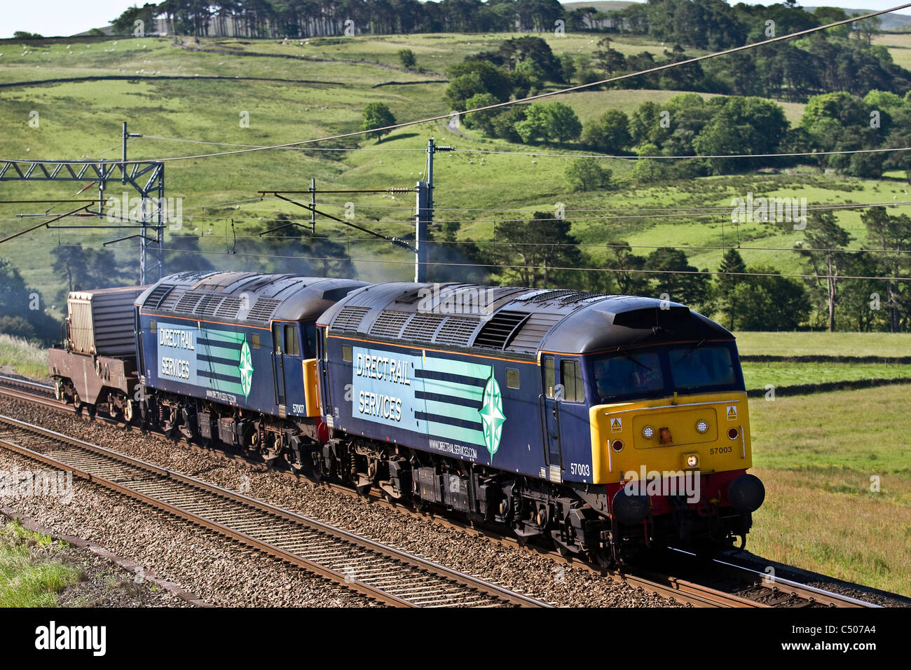 Direct Rail Service 57007 et 57003 DRS train transportant le réservoir de combustible nucléaire usé à Shap, Cumbria, Royaume-Uni Banque D'Images