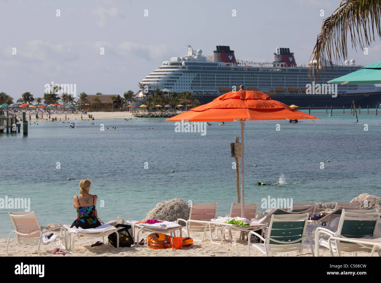 Plages familiales à Castaway Cay offrent une belle journée de soleil, sable et mer pour Disney Cruise Line réduite, Bahamas Banque D'Images