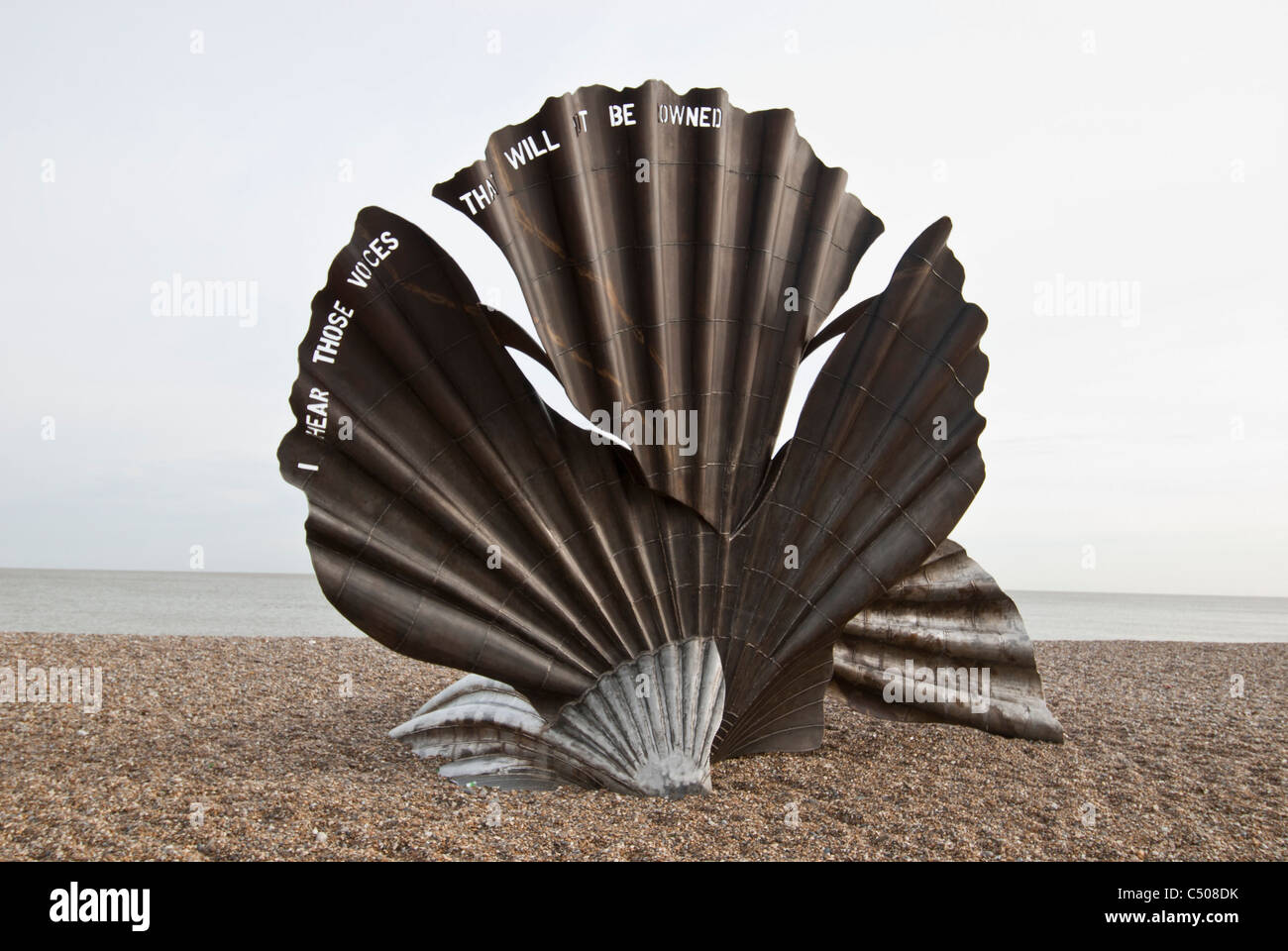 Coquille Saint-Jacques Sculpture pour Benjamin Britten par Maggie Hambling Aldeburgh beach Suffolk Angleterre Uk Banque D'Images