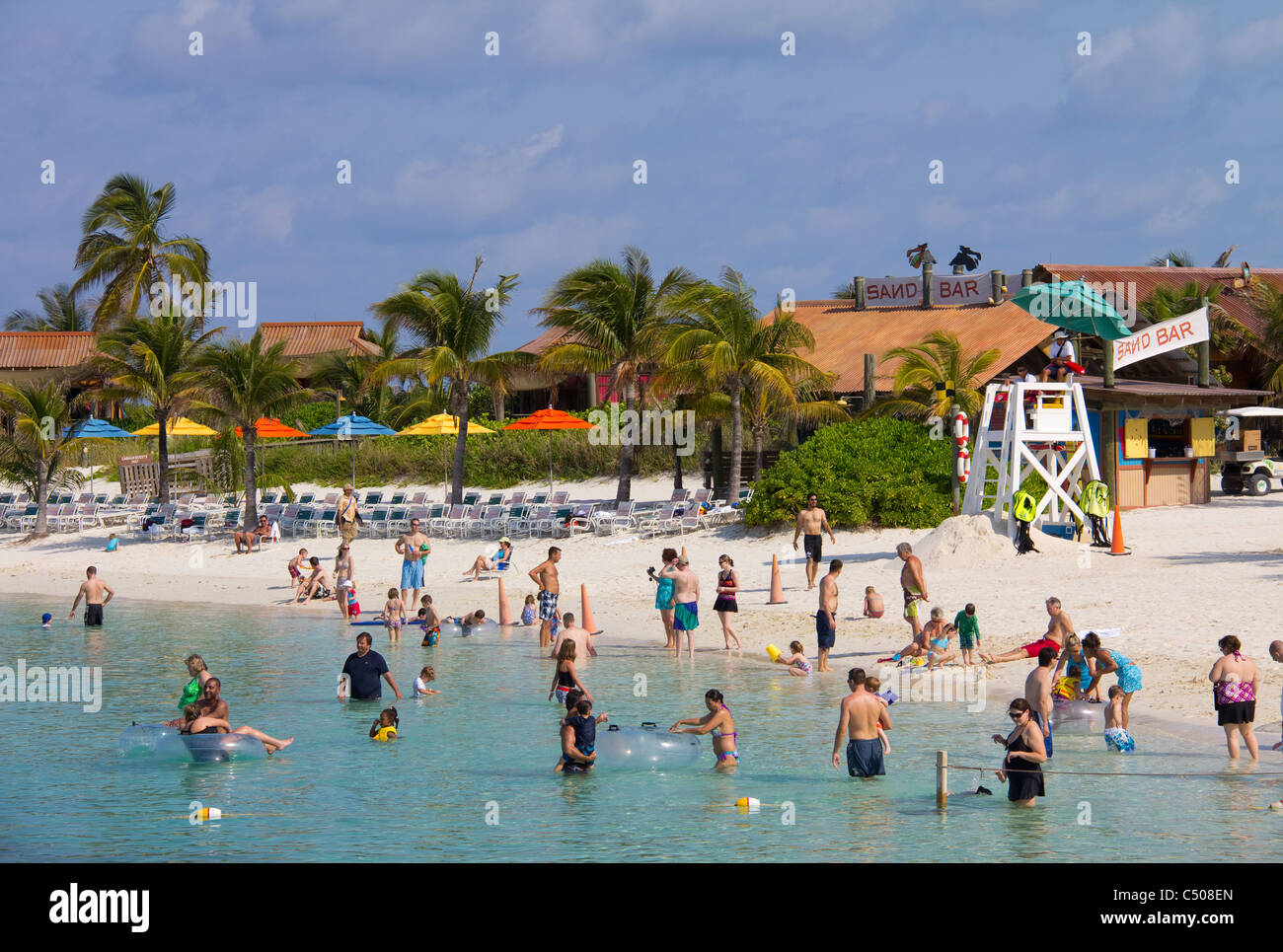 Plages familiales à Castaway Cay offrent une belle journée de soleil, sable et mer pour Disney Cruise Line réduite, Bahamas Banque D'Images