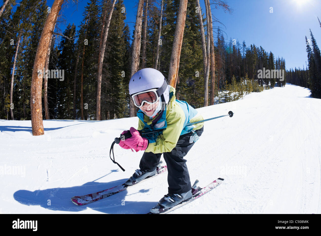 Mixed Race girl ski ski Banque D'Images