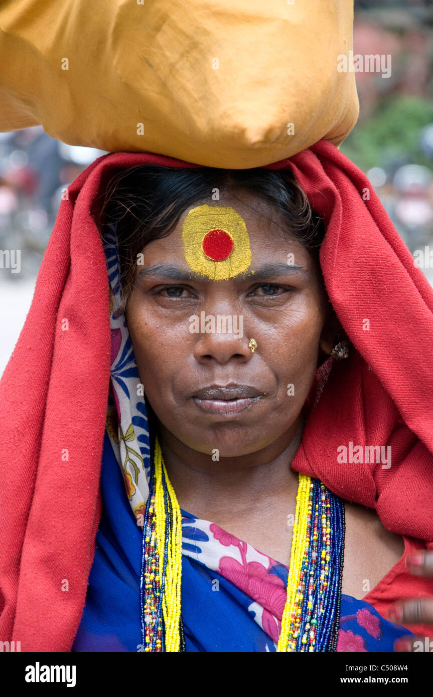 Une femme au travail népalais à Katmandou, au Népal. Banque D'Images