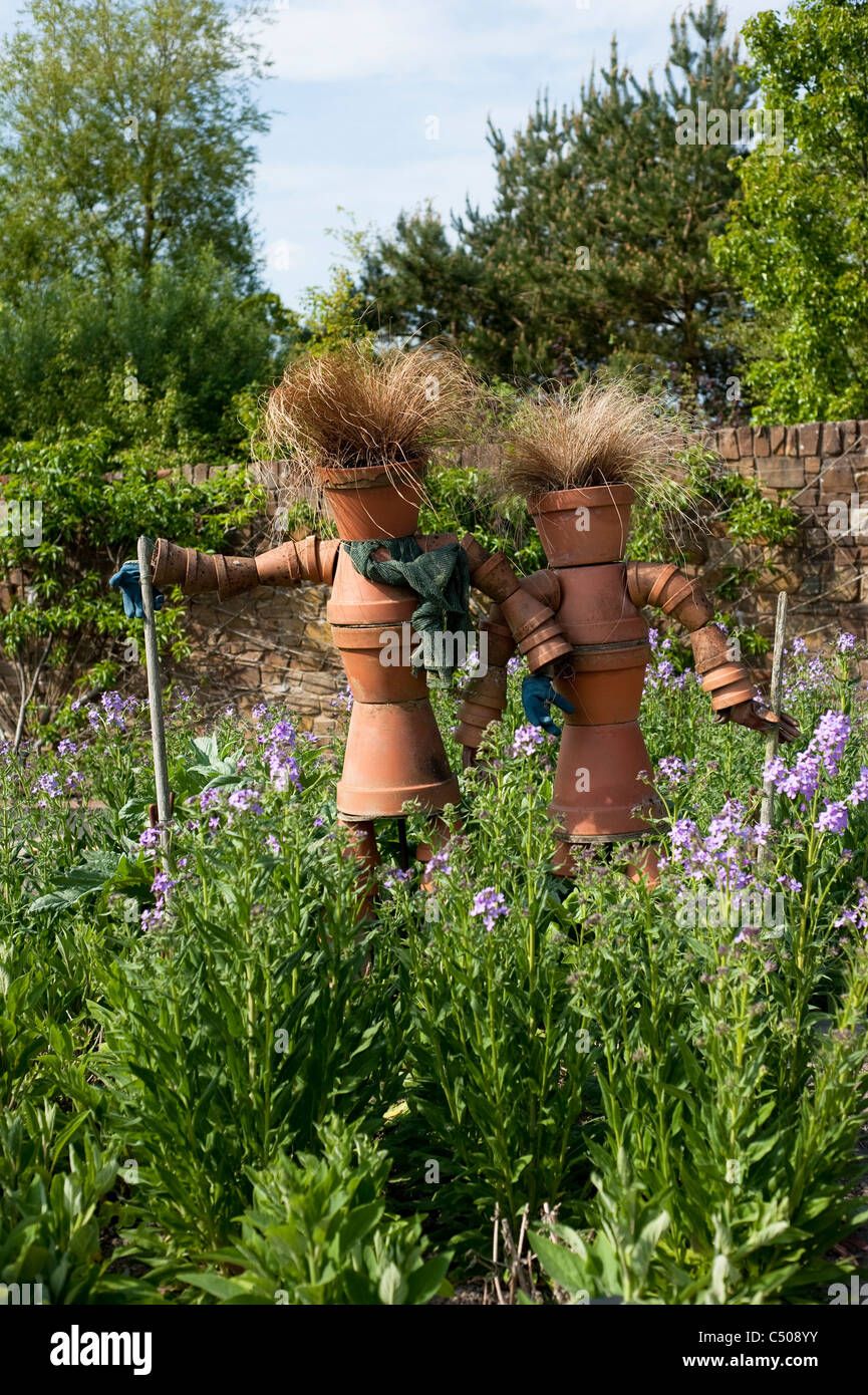 Pot de fleurs épouvantails dans le jardin de fruits et légumes en avril à RHS Rosemoor, Devon, Angleterre, Royaume-Uni Banque D'Images