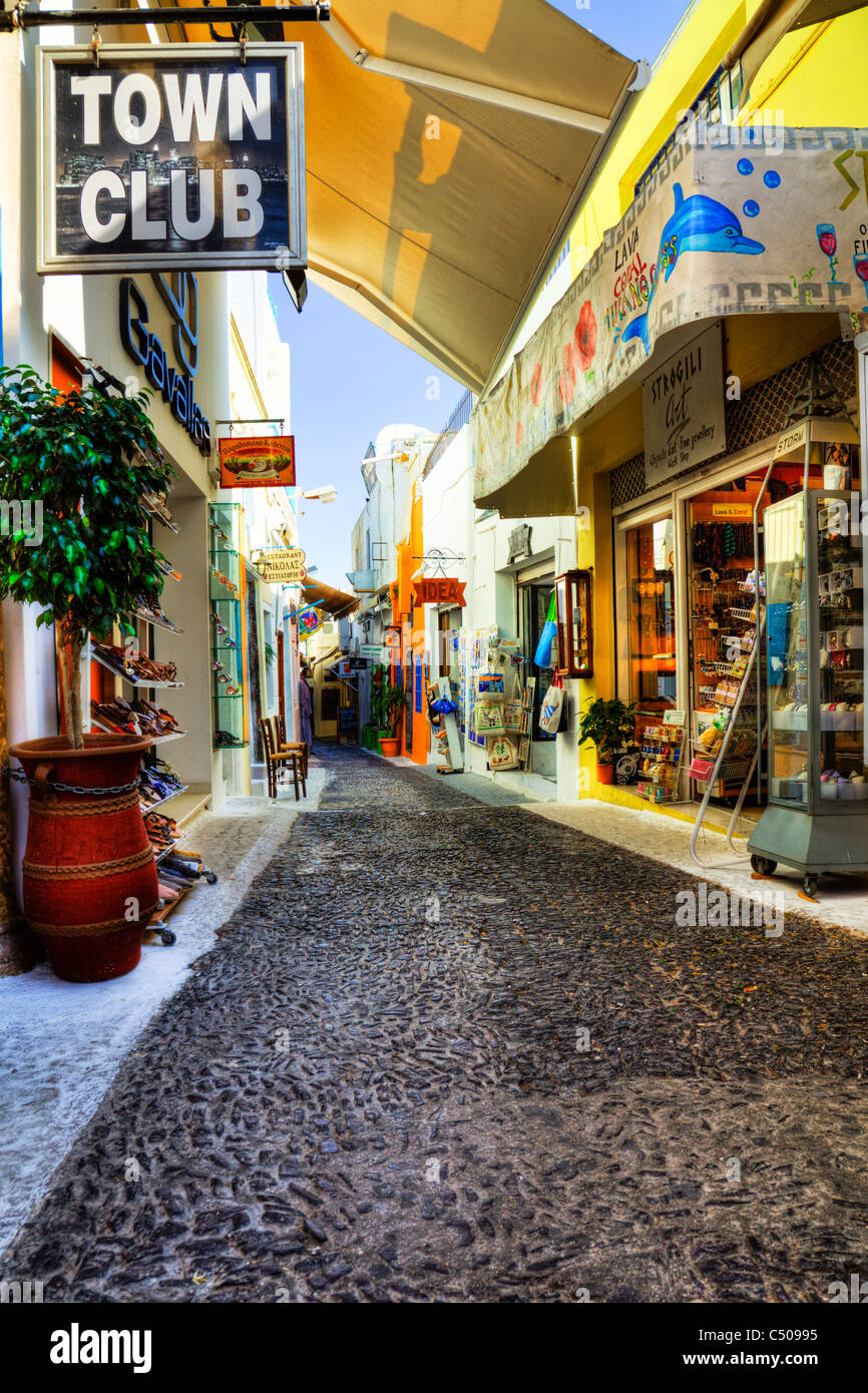 Typique de Santorin île grecque emblématique de la rue commerçante à Thira vide Tourisme tourisme ville rue pavée Banque D'Images