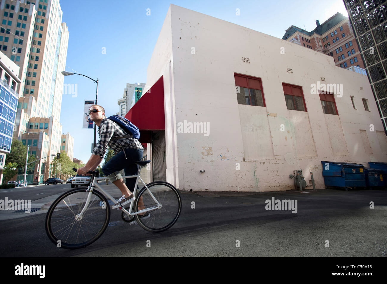 Location messenger équitation on city street Banque D'Images