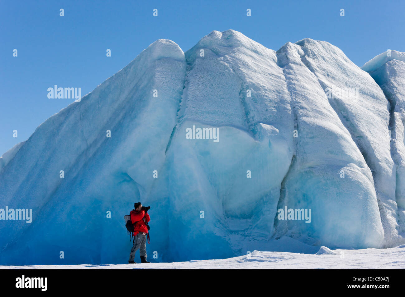 Tourist photographing iceberg, Snow Hill Island, l'Antarctique Banque D'Images