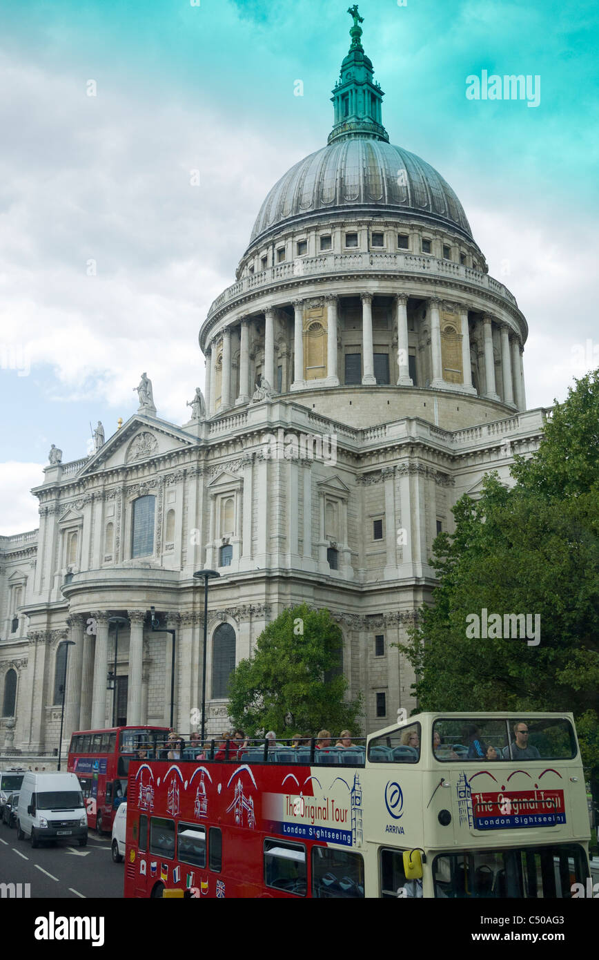 Open top London bus touristique près de St Paul's Cathedral Banque D'Images