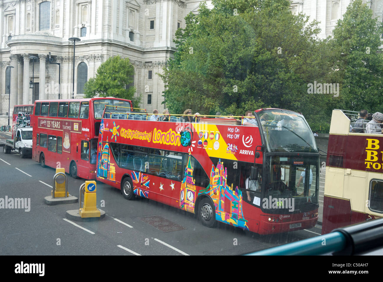 Open top London bus touristique près de St Paul's Cathedral Banque D'Images
