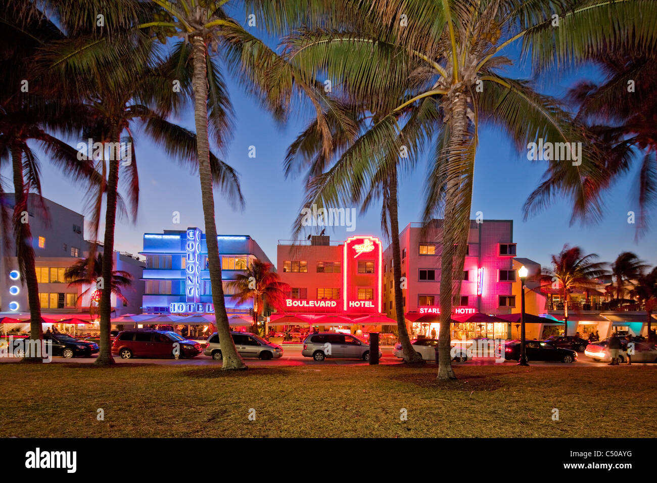 Éclairé au néon Art Déco bâtiments historiques, Ocean Drive, Miami South Beach, Florida Banque D'Images