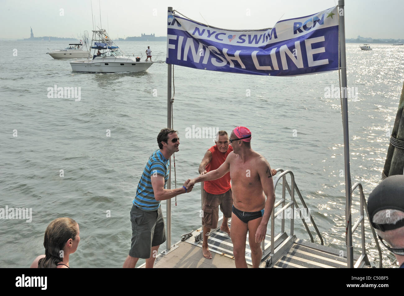 John van Wisse de l'Australie sur la ligne d'arrivée d'un 28,5 km nager autour de l'île de Manhattan. Banque D'Images