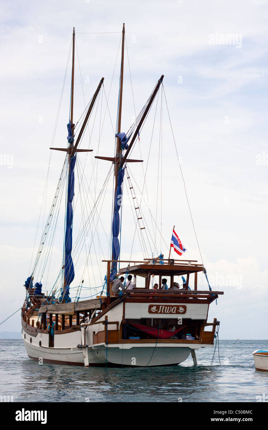 Jiwa navire en mer d'Andaman, Phi Phi, en Thaïlande. Banque D'Images