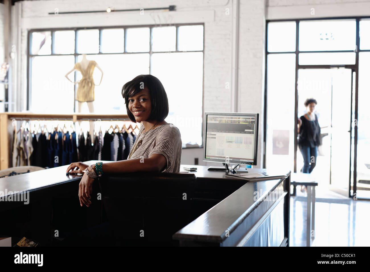 African American Woman working in clothing store Banque D'Images