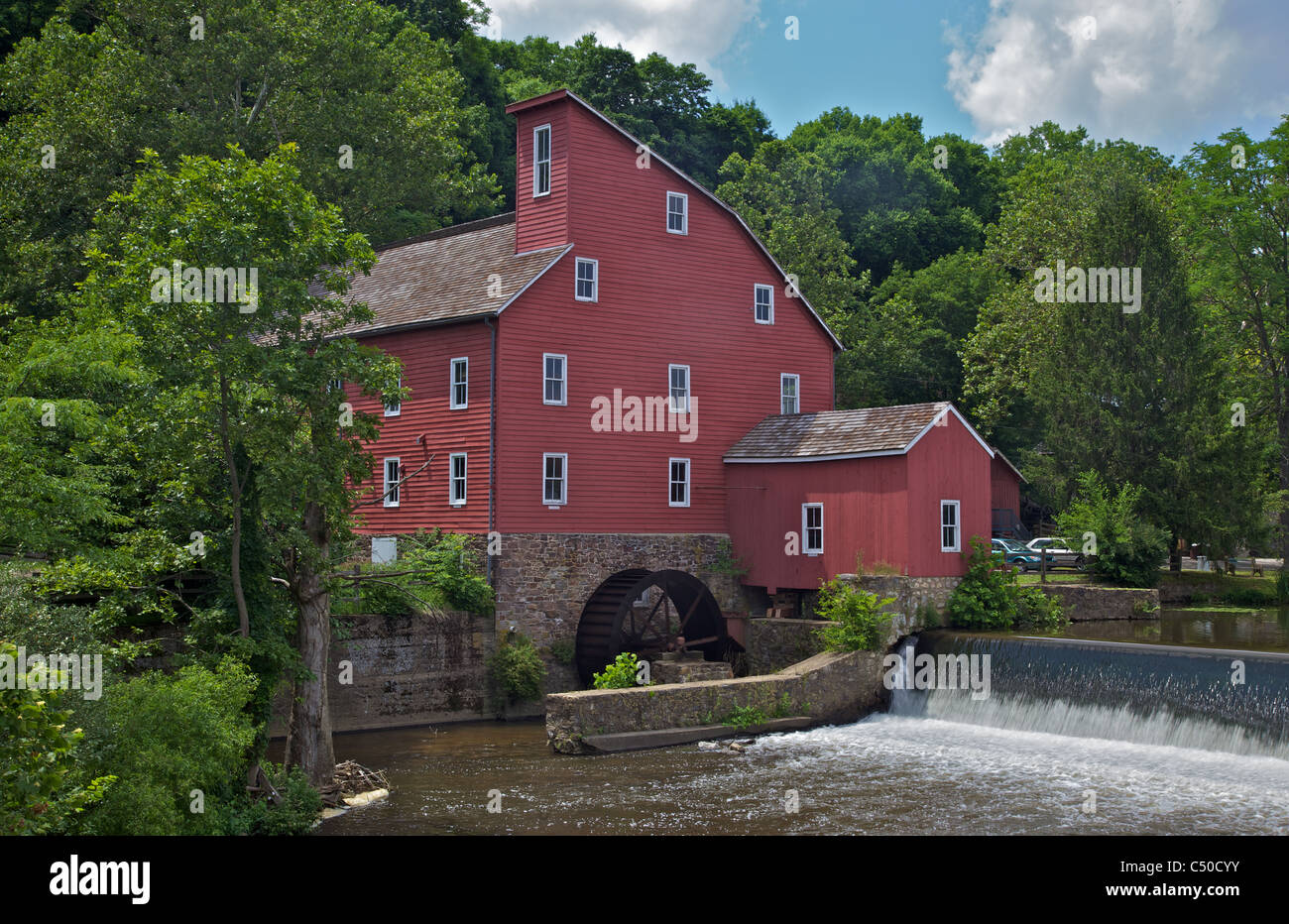 Moulin à eau rouge pâle sur le barrage de la rivière Raritan Banque D'Images