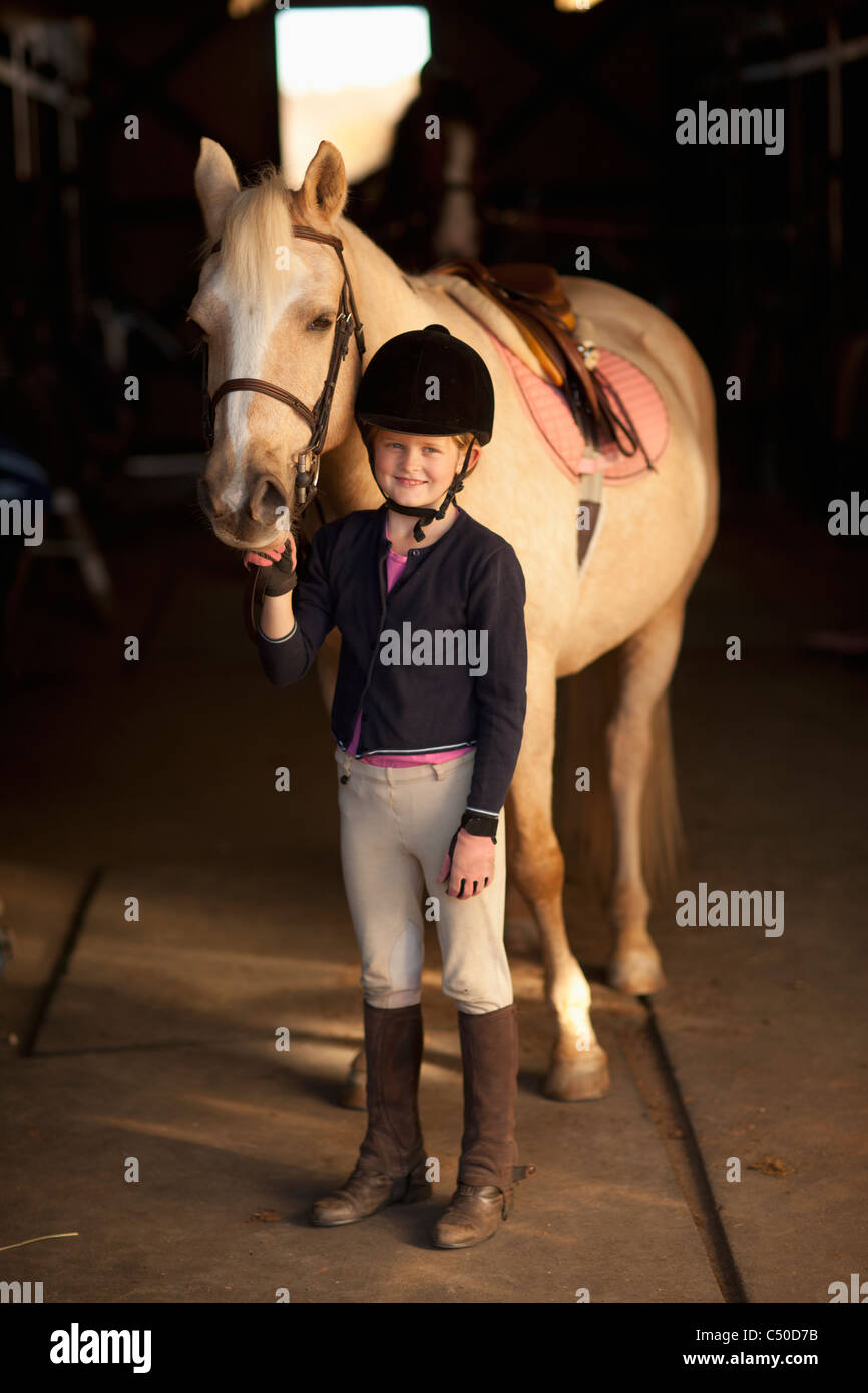 Caucasian Girl standing with horse Banque D'Images