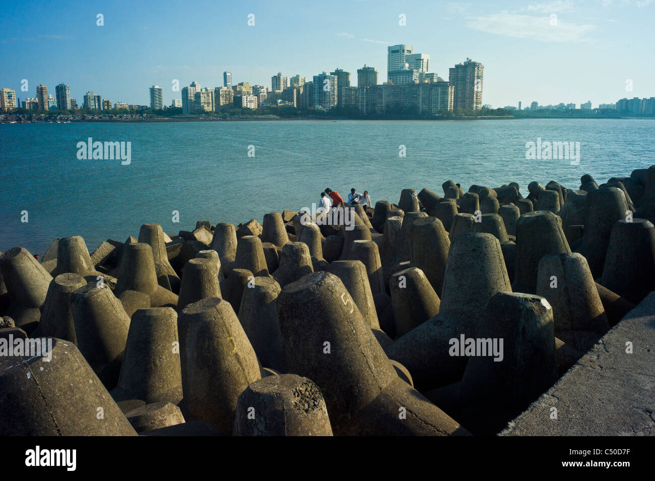 Les tétrapodes de béton de Protection Marine Drive des vagues de l'océan arabe au sud de Mumbai, Inde. Banque D'Images