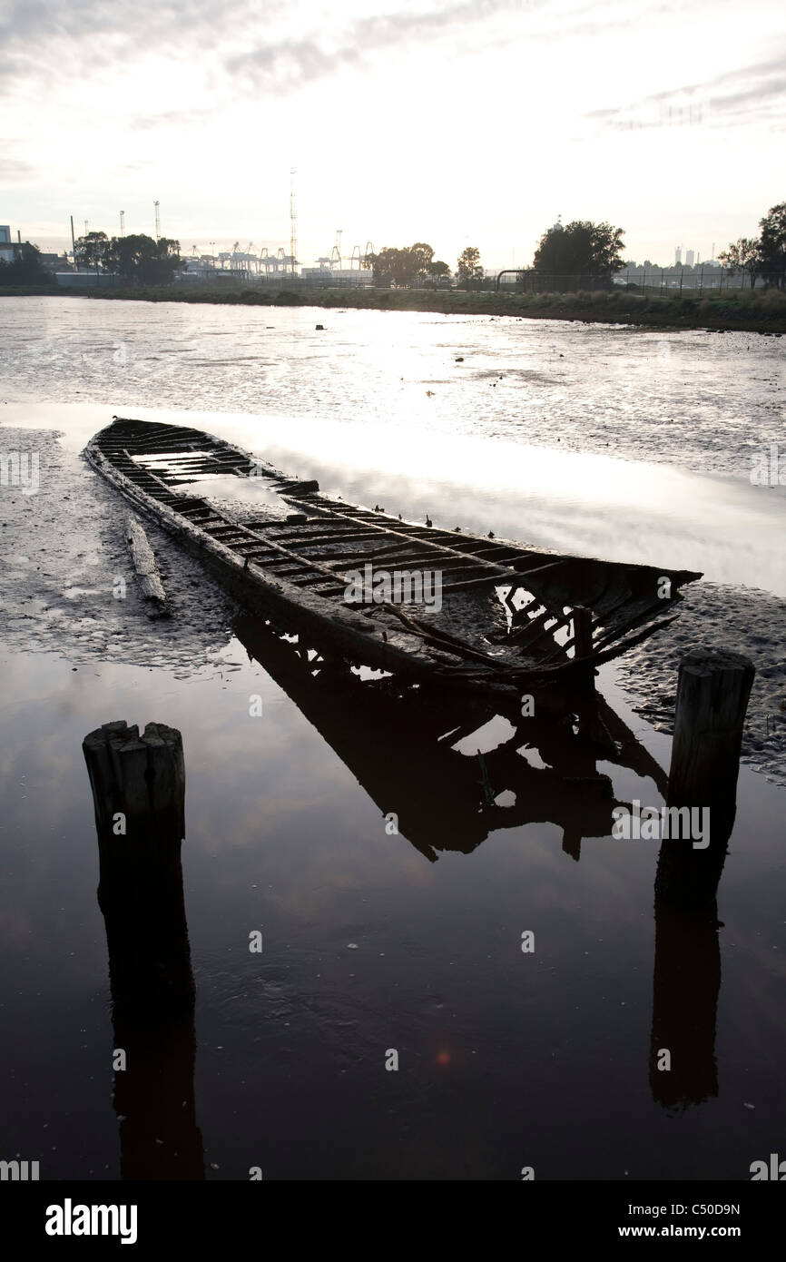 Coques pourries de petits navires sur les rives de la rivière Yarra Melbourne Australie Victoria Banque D'Images