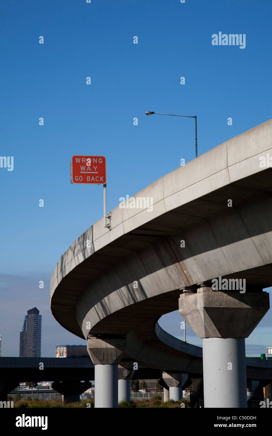 Le mauvais sens - retourner signer sur rampe en béton sur le Fleuve Yarra Melbourne Australie Victoria Banque D'Images