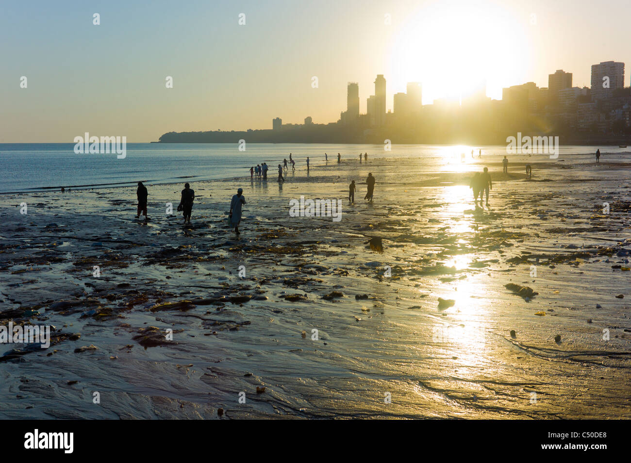 Bombay Skyline at Chowpatty beach at Dusk, Mumbai, Inde. Banque D'Images