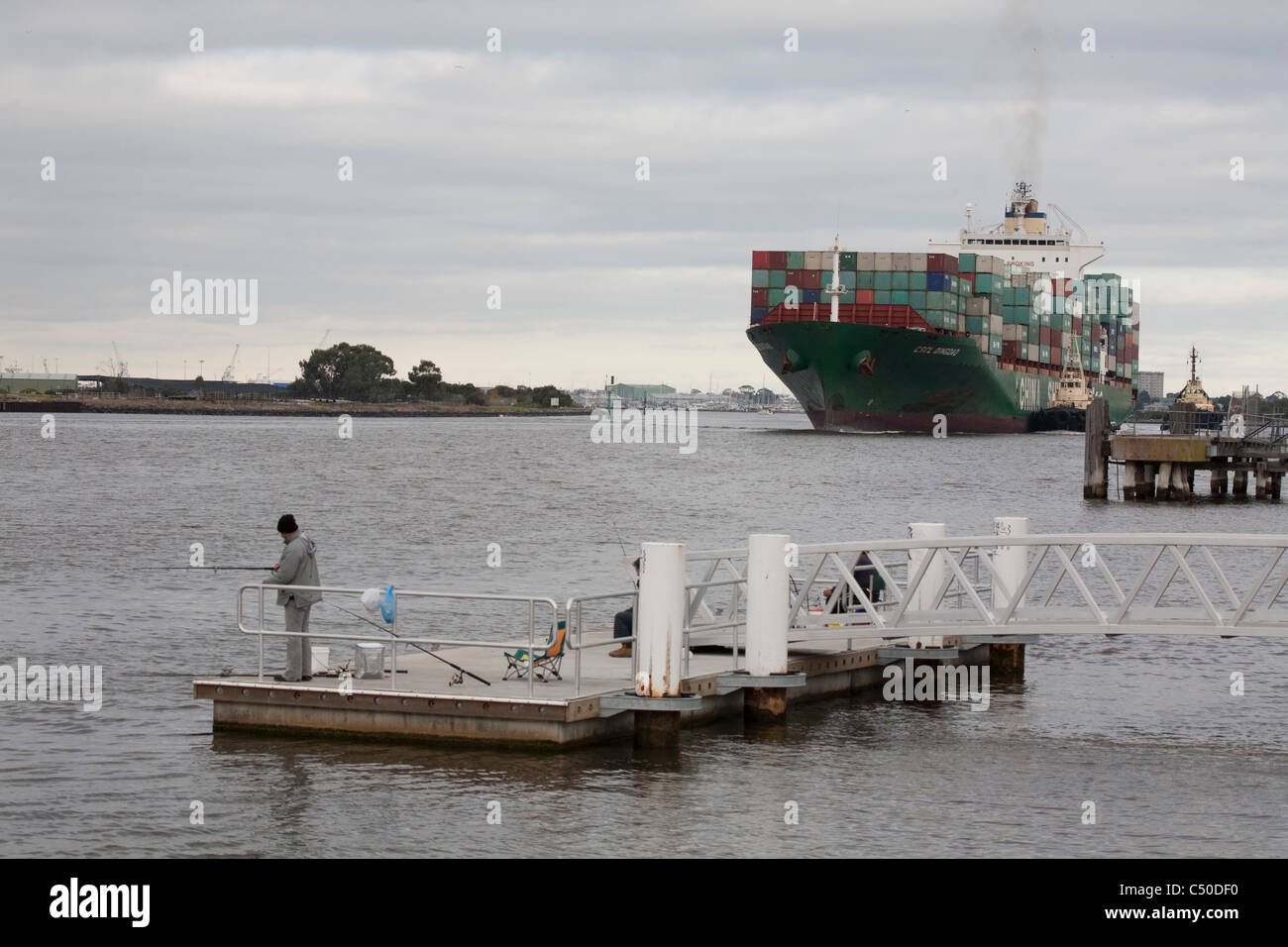 Regardant pêcheur-conteneur étant assisté par des remorqueurs jusqu'à la rivière Yarra Melbourne Australie Docks Swanson Banque D'Images