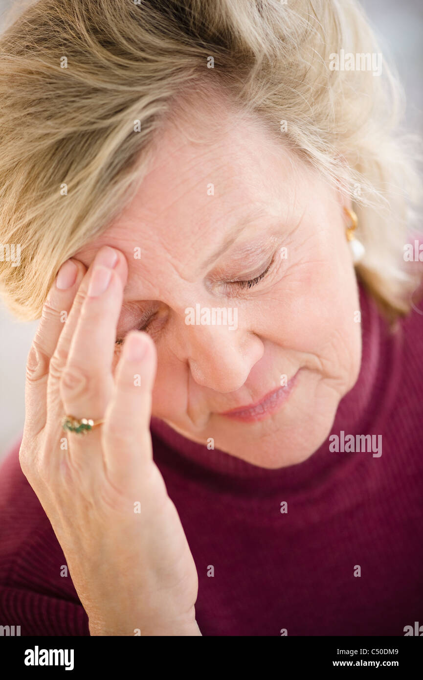 Caucasian woman avec maux de tête Banque D'Images