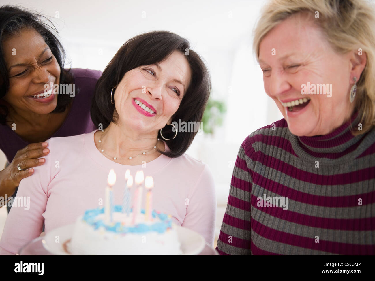 Les Femmes Surprenant Ami Avec Gateau D Anniversaire Photo Stock Alamy Les Femmes Surprenant Ami Avec Gateau D Anniversaire Photo Stock Alamy