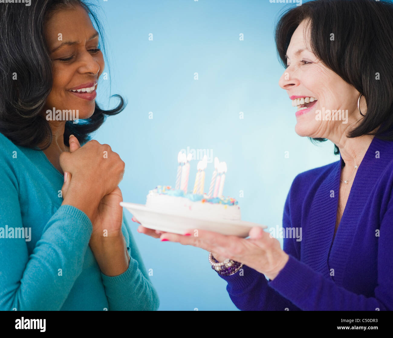 Femme Surprenant Ami Avec Gateau D Anniversaire Photo Stock Alamy