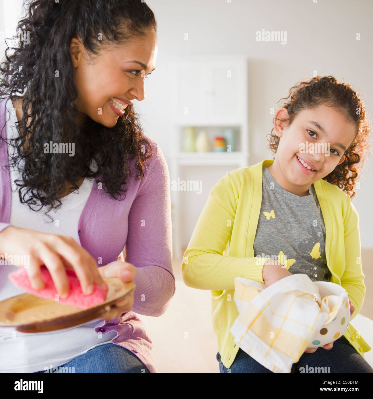 Mère et fille vaisselle ensemble Banque D'Images