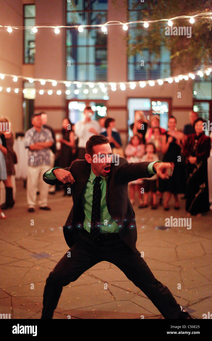 Man at wedding reception Banque D'Images