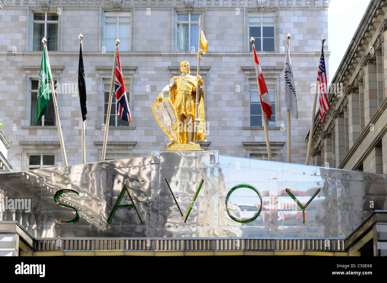 Savoy Hotel sign drapeaux & statue au-dessus de cette entrée de Savoy Court London West End hotel de luxe England UK Banque D'Images